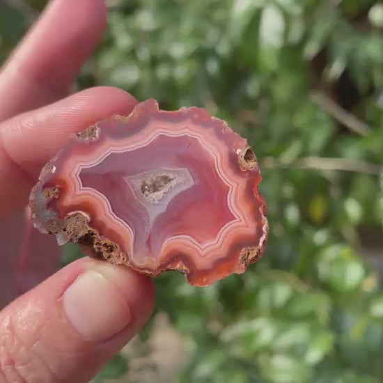 Malawi agate 40 mm – rotating view, fortification banding, flow channel, drusy vug with calcite