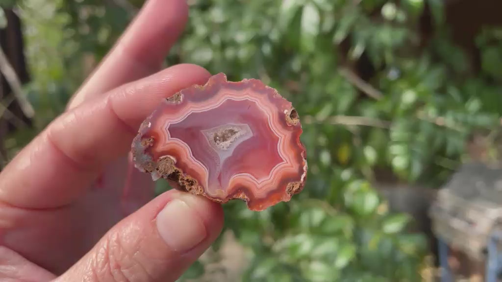 Malawi agate 40 mm – rotating view, fortification banding, flow channel, drusy vug with calcite
