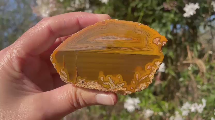 Lilangabi agate 87 mm – rotating view, fortification banding, waterlines & vug