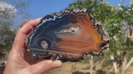 Lilangabi agate 146 mm – rotating view, chromatism, waterlines, drusy vug, fortification banding