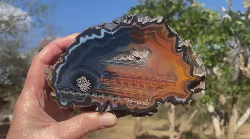 Lilangabi agate 146 mm – rotating view, chromatism, waterlines, drusy vug, fortification banding