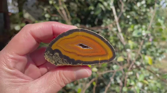 Lilangabi agate 67 mm – rotating view, chromatography, fortification banding, drusy vug