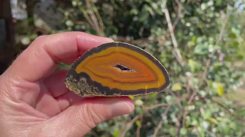 Lilangabi agate 67 mm – rotating view, chromatography, fortification banding, drusy vug