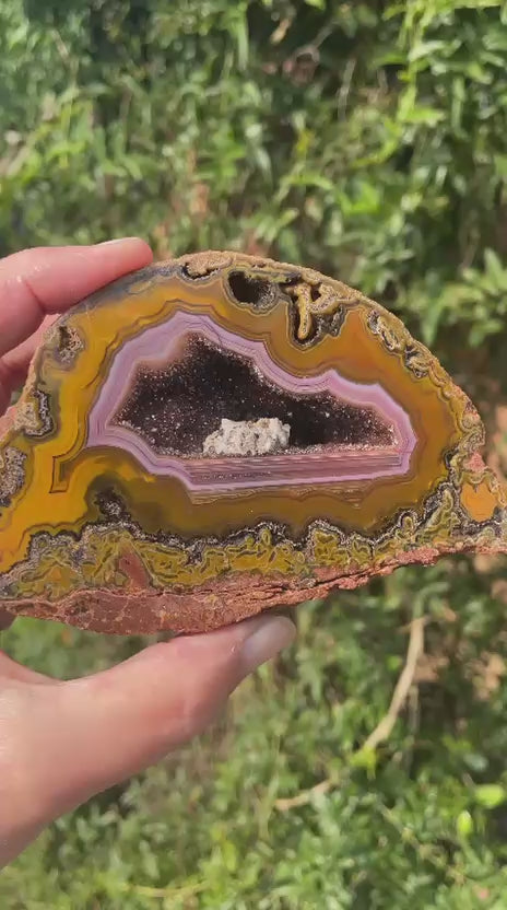 Lilangabi agate 128 mm – rotating view, purple chalcedony band, calcite inclusions and druzy vug | SKU LIL00008
