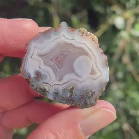 Natural hand-polished Malawi agate 36 mm – rotating view, eye, flow channel, fortification banding, moss inclusions | SKU 000501