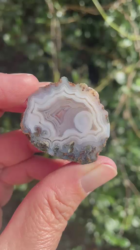 Natural hand-polished Malawi agate 36 mm – rotating view, eye, flow channel, fortification banding, moss inclusions | SKU 000501