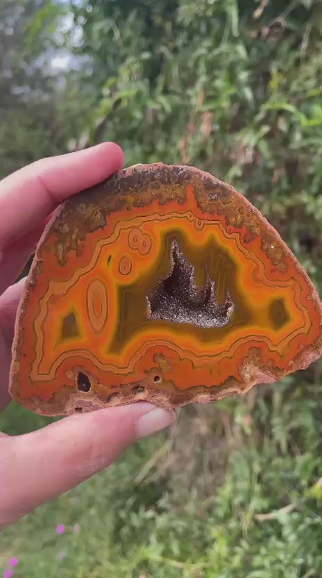 Lilangabi agate 108 mm – rotating view, eyes, chromatism and druzy vug | SKU LIL00010