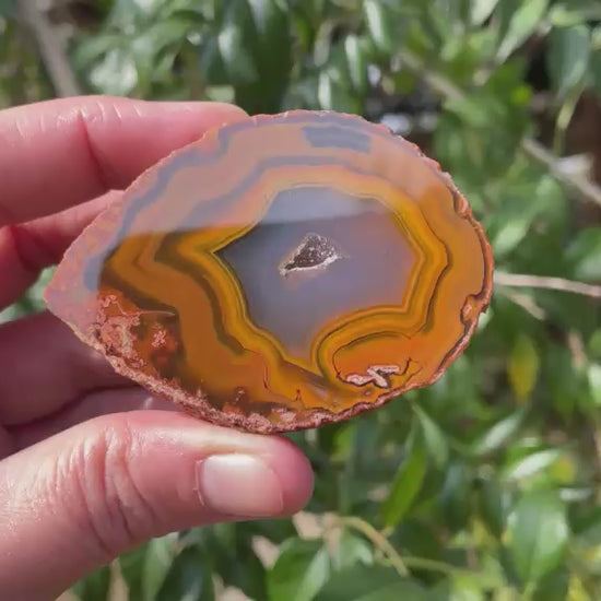 Lilangabi agate 68 mm – rotating view, flow channel, chromatography, fortification banding, plume
