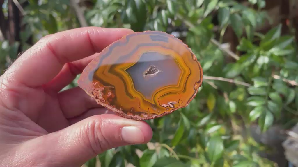 Lilangabi agate 68 mm – rotating view, flow channel, chromatography, fortification banding, plume