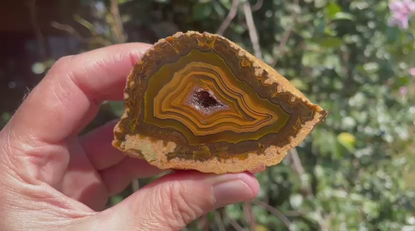Lilangabi agate 75 mm – rotating view, amethyst drusy vug, chromatography