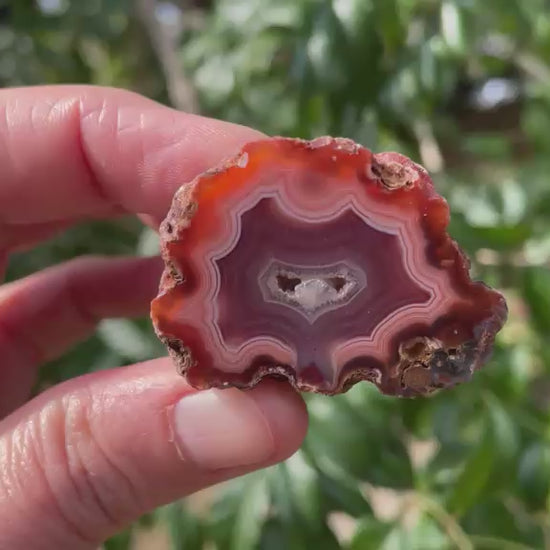 Malawi agate 40 mm – rotating view, fortification banding, flow channel, drusy vug with calcite