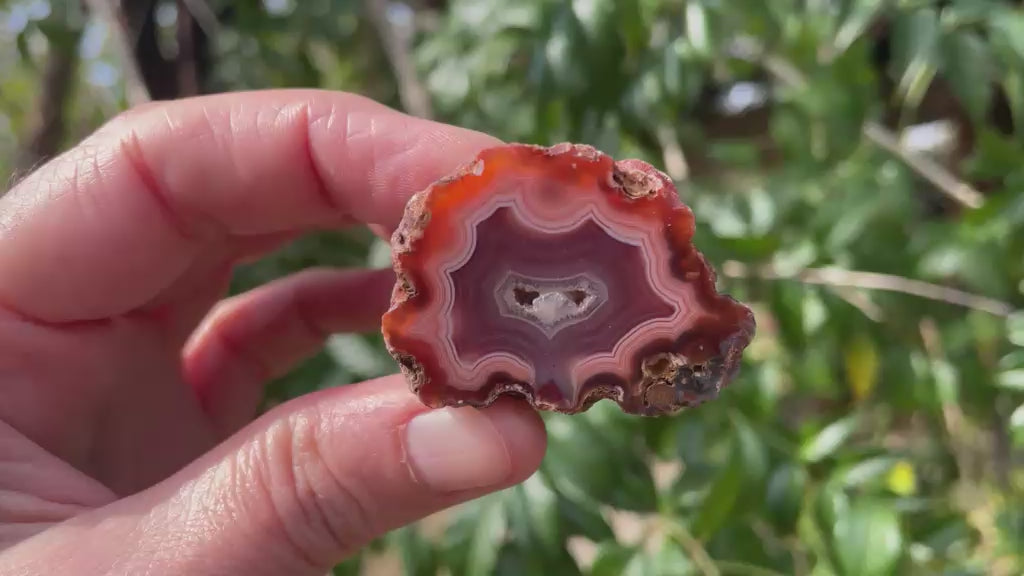Malawi agate 40 mm – rotating view, fortification banding, flow channel, drusy vug with calcite
