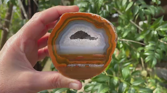 Lilangabi agate 84 mm – rotating view, drusy vug, waterlines, orange-amber banding