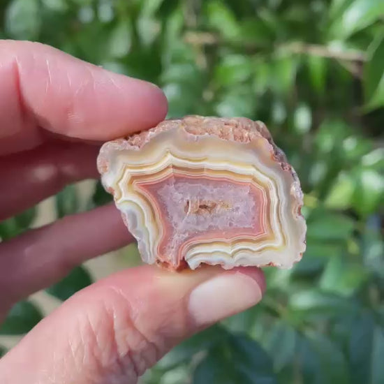 Parallax Malawi agate 38mm – rotating view, parallax, fortification banding, flow channel, crystal vug | SKU 000352