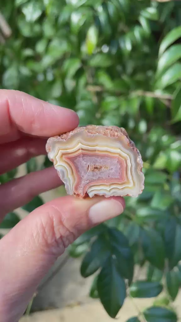 Parallax Malawi agate 38mm – rotating view, parallax, fortification banding, flow channel, crystal vug | SKU 000352