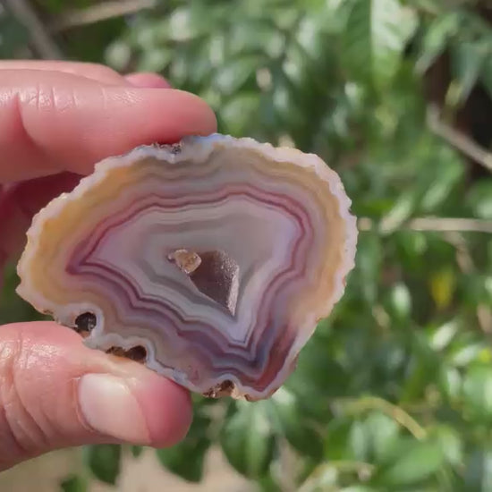 Malawi agate 47 mm – rotating view, chromatography, fortification banding, drusy vug with calcite