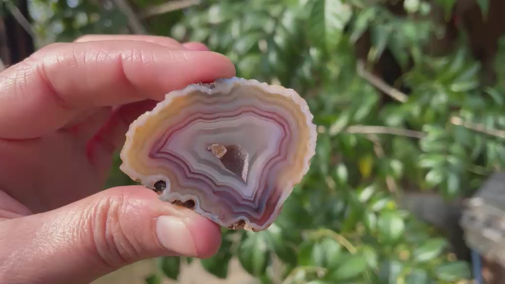Malawi agate 47 mm – rotating view, chromatography, fortification banding, drusy vug with calcite