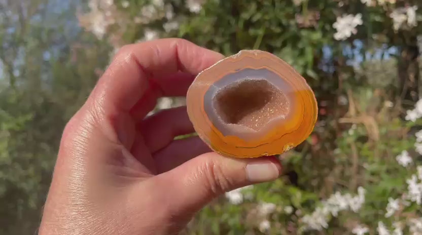 Lilangabi agate 59 mm – rotating view, large drusy vug, amber and orange banding