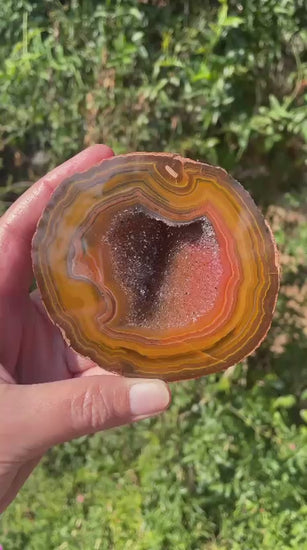 Lilangabi agate 94 mm – rotating view, druzy vug, concentric banding and chromatism | SKU LIL00001